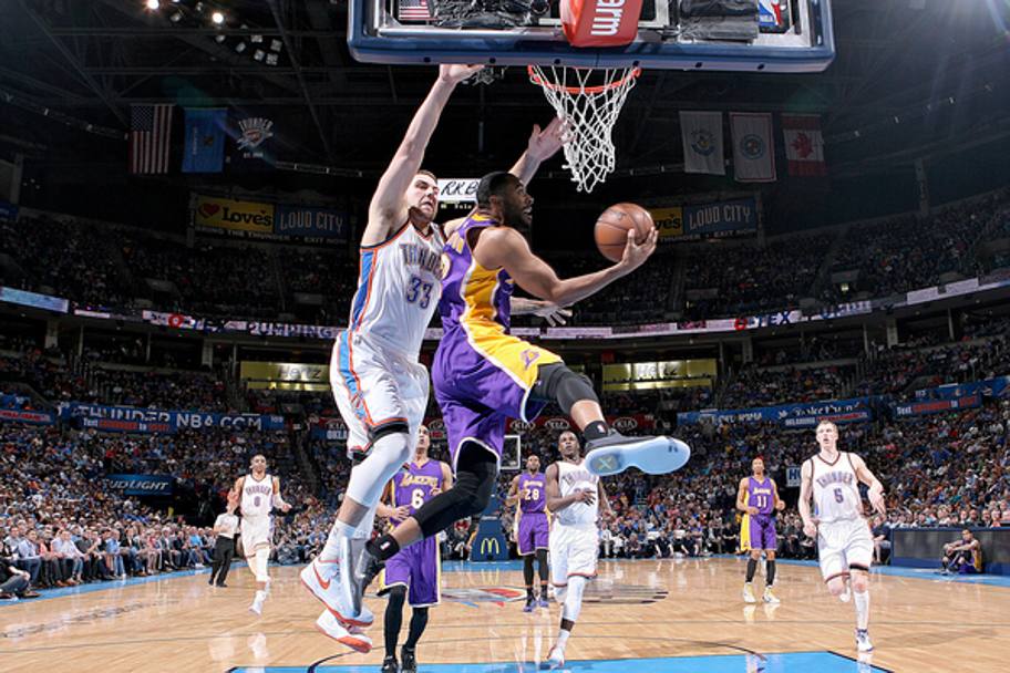 Wayne Ellington, Los Angeles Lakers, a canestro contro gli Oklahoma City Thunder (Getty Images)